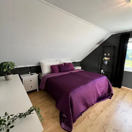 Romslig Enebolig I 그림스타드