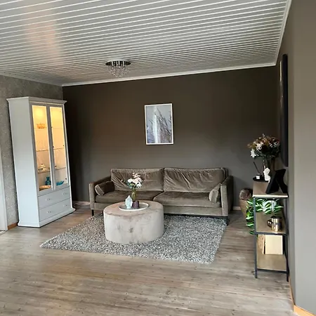 Romslig Enebolig I アパート グリムスタ